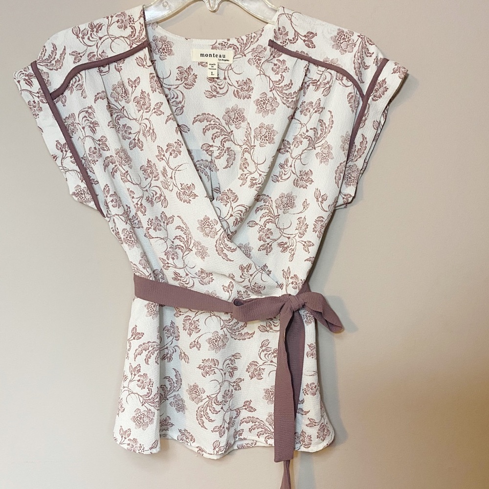 White blouse with design and tie waste